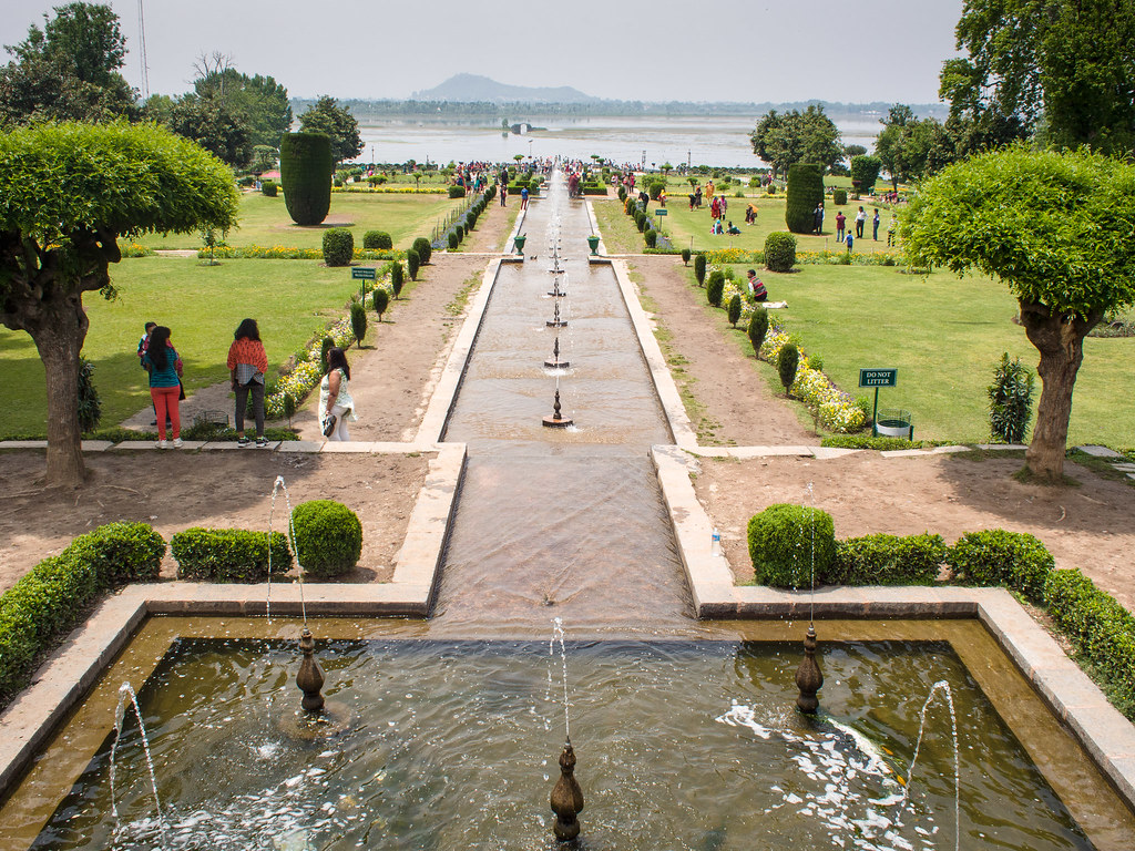 The beautiful Mughal garden - Nishat Garden, 5 best places to visit in kashmir