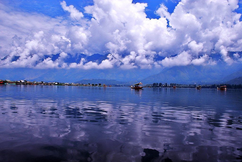 One of the best place to visit Kashmir (Dal Lake)