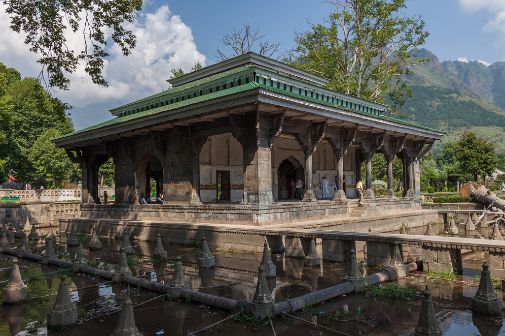 The Persian style architecture in Shalimar Bagh, 5 best places to visit in kashmir